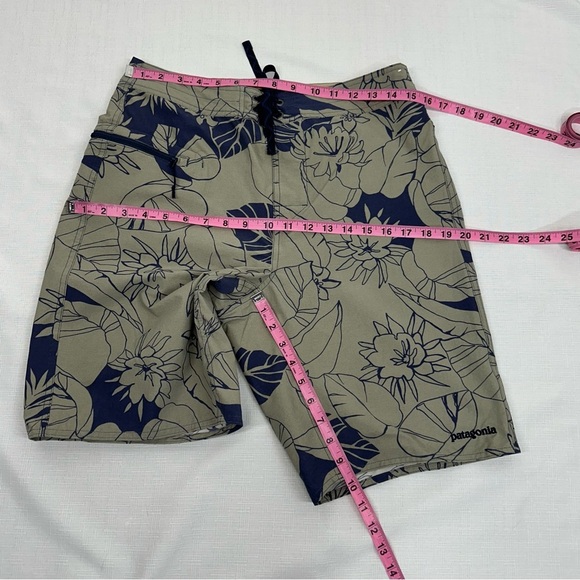 Patagonia Men’s size 32 Wavefarer Gray And Blue Floral Board Shorts - Picture 9 of 9